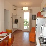 Modern Flat With Swimming Pool And Solarium アパート ビビオーネ